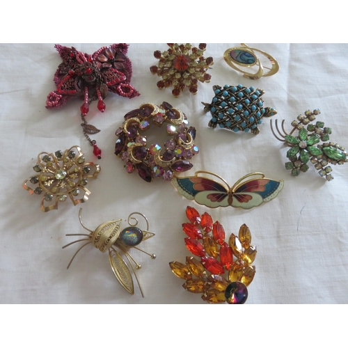 90 - Ten Vintage Brooches