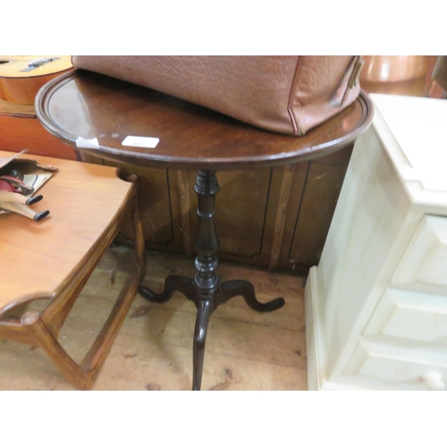 407 - Georgian Snap Top Pedestal Wine Table