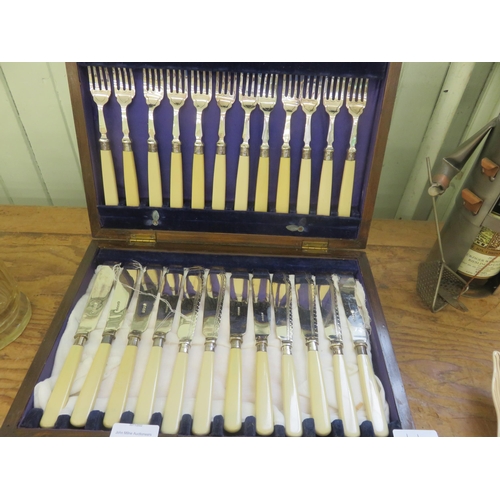 309 - Mahogany Cased Cutlery Set