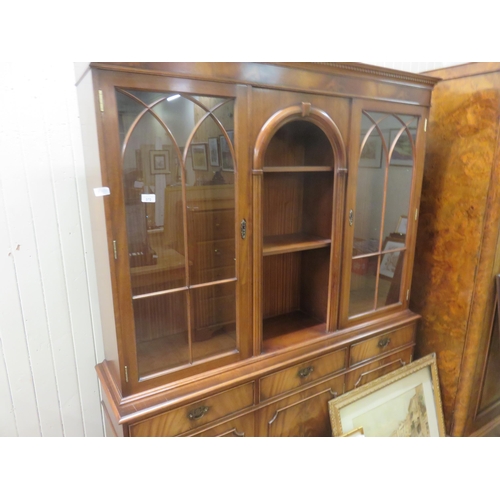 372 - Reproduction Mahogany Bookcase and Undercabinet