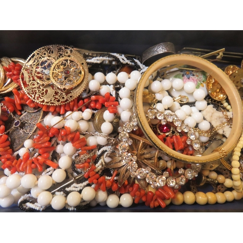 110 - Mixed quantity of costume jewellery