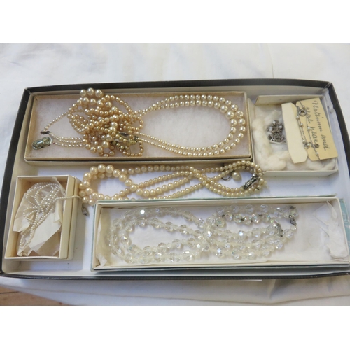 126 - Mixed lot of mostly pearl jewellery