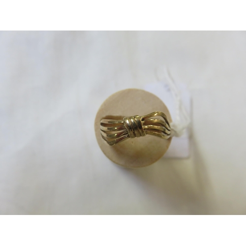 98 - 9ct Gold knot ring 1.35gms