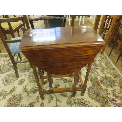 407A - Small Oak Drop Leaf Table