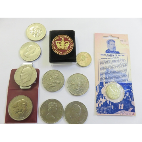 129 - Small lot of Crowns, Decimal Coins, £2 Coin and boxed The Queen Jubilee Medal 1952-2002