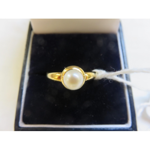 113 - 9ct Gold and Pearl Ring