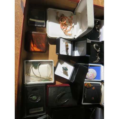 297 - Small Tray Containing Various Boxed Jewellery