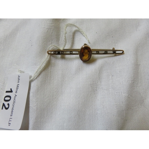 102 - 9ct Gold and amber bar brooch