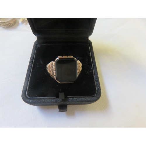 62 - Gents 9ct. Gold and Onyx Set Ring, size X