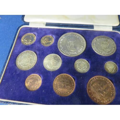 85 - South African Commemorative Coin Set 1652 - 1952, including Two Gold Coins