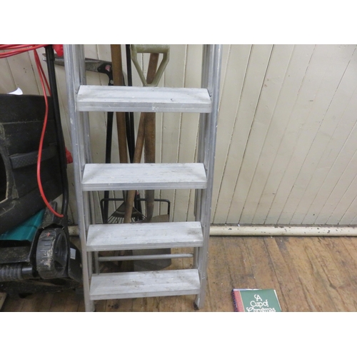 453A - Quantity of Garden Tools and Aluminium Step Ladder