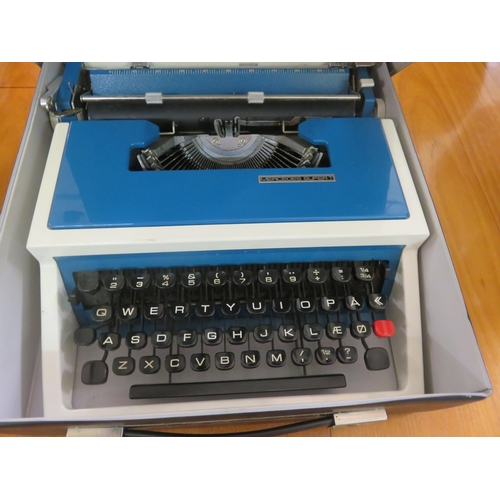 418 - Mercedes Super T Portable Typewriter in case