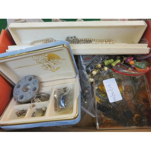 289 - Box of Mixed Jewellery - some Gold