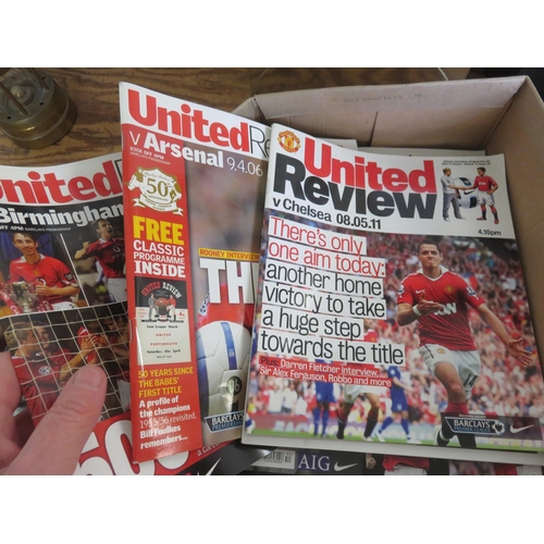 128 - Box of Manchester United Magazines and Plates