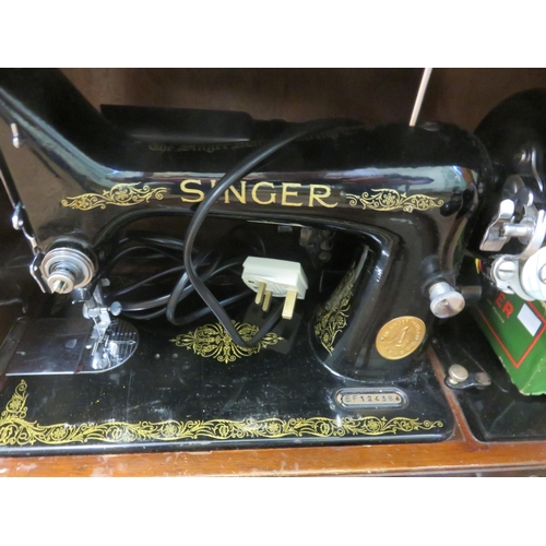 242 - Singer Sewing Machine in fitted case