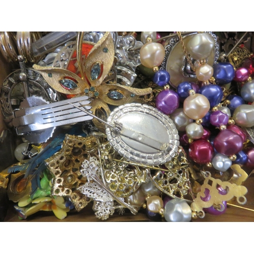 242 - Quantity of Costume Jewellery