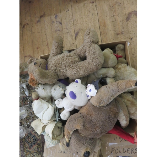 400 - Box with Various Teddies