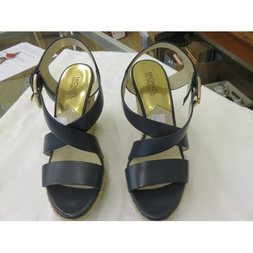 136 - Pair of Michael Kors Navy Shoes 9M