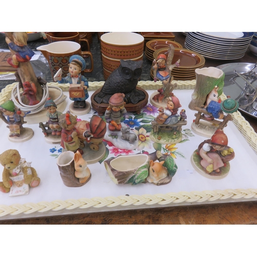 175 - Tray with Hummel Figures and Lamp