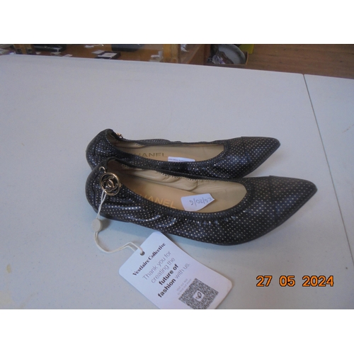 314 - Chanel Black/Gold Pumps - Size 39 1/2 plus Dustbag