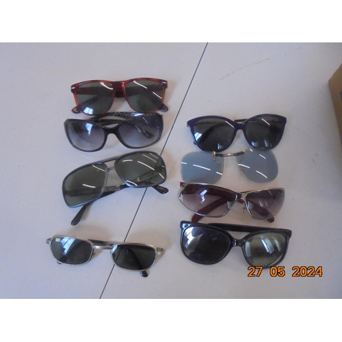 323 - Lot Designer Sunglasses