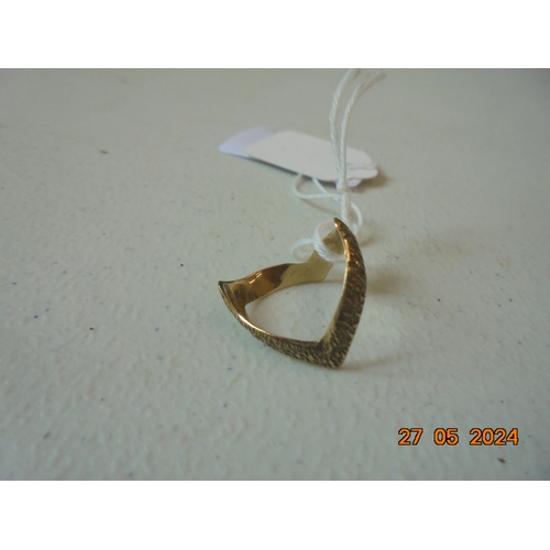 119 - 9ct. Gold Wishbone Ring 2g.