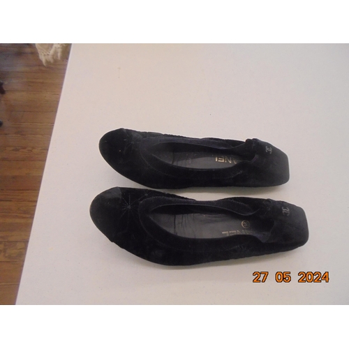 128 - Chanel Velvet Pumps Size 39 and Dustbag