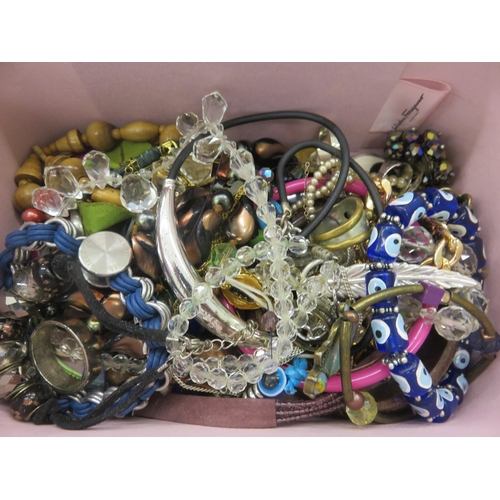 197 - Box of Jewellery