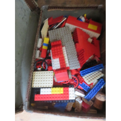 323 - Small quantity of Lego