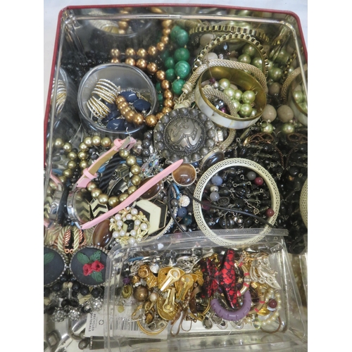 336 - Lot of Vintage Earrings and Costume Jewellery