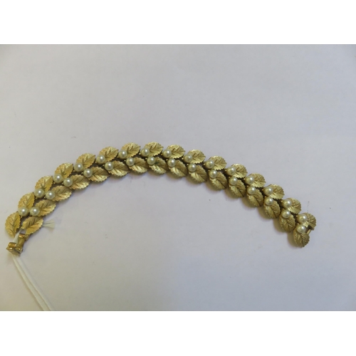 252 - Vintage 50's Trifari Gilt and Pearl Bracelet