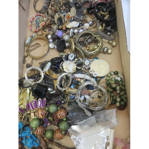 390 - Box of Costume Jewellery