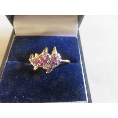 122 - 9ct Gold Double Dolphin and Ruby Chip Ring - Size O