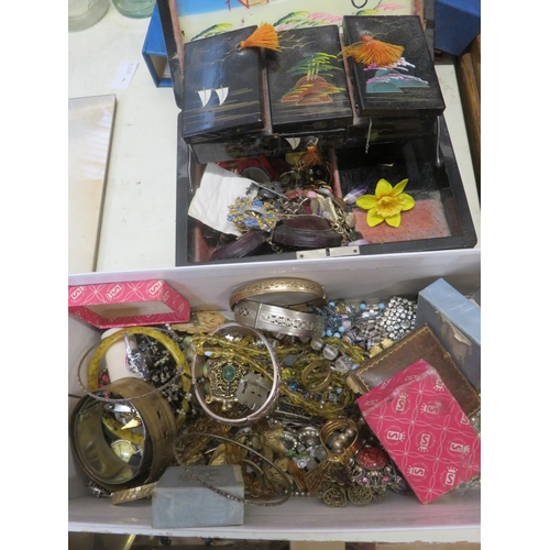 209 - Box of Jewellery