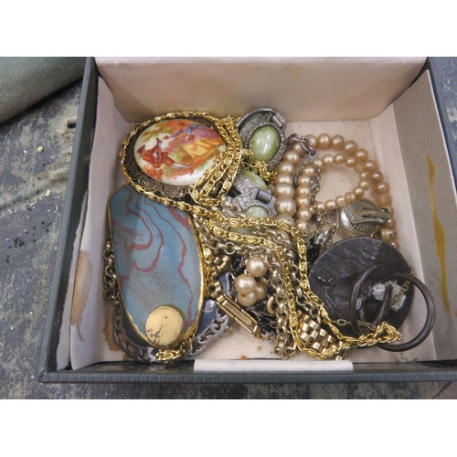 193 - Small Quantity of Mixed Jewellery