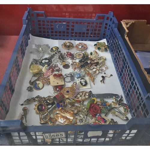585 - Tray containing costume jewellery