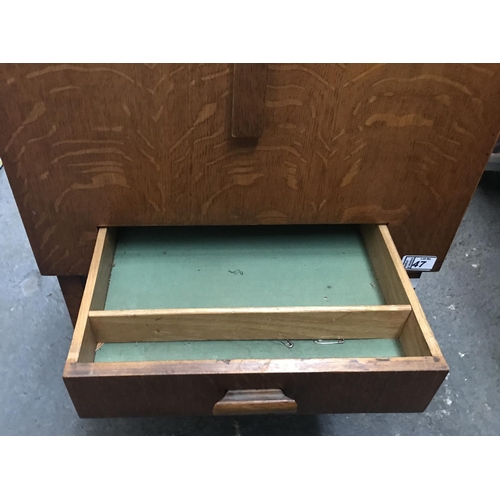 47 - Vintage sewing box