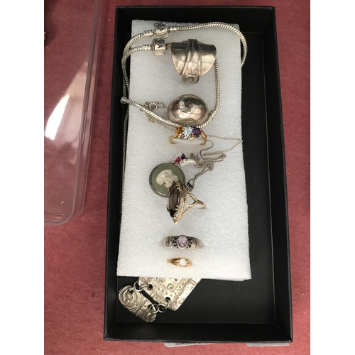 500 - Selection of silver jewellery