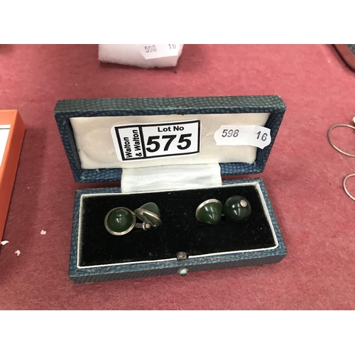 575 - Boxed vintage cufflinks