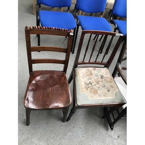 498 - 2 Odd vintage chairs