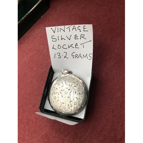 532 - Vintage silver locket 13g