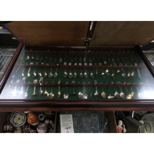 98 - 3 Cases containing collector's spoons