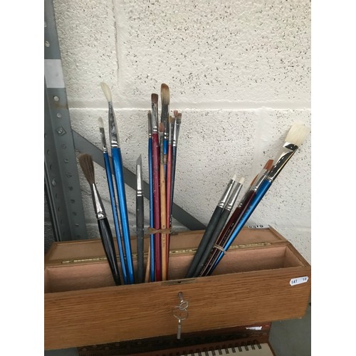 15 - Quantity of artist's brushes etc