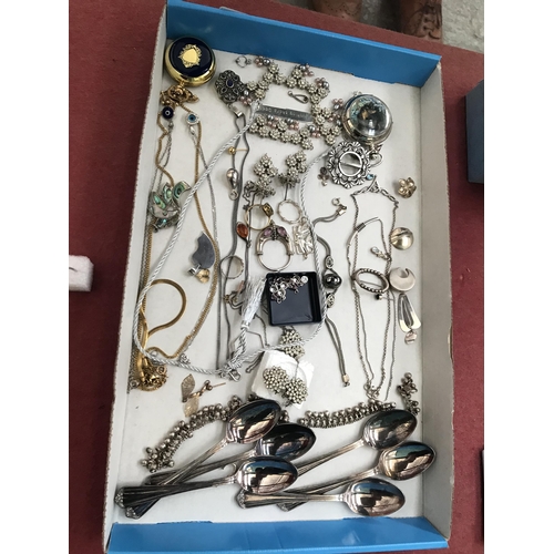 545 - Tray of jewellery including silver