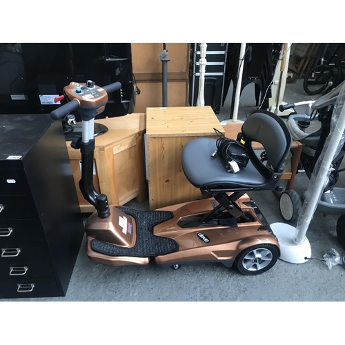 370 - A fold-away mobility scooter (As new)