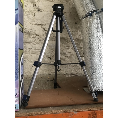 432 - Photographer's tripod