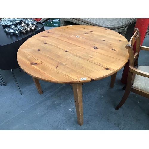 508 - Circular pine table