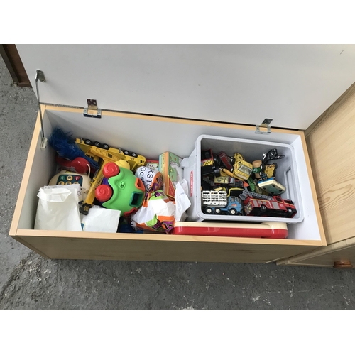 270 - Toy box and contents