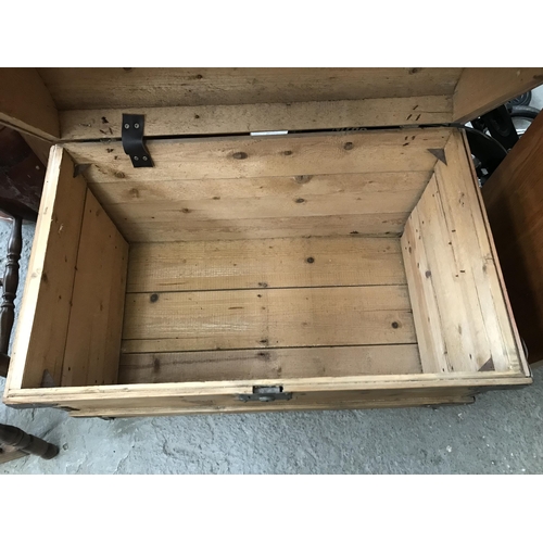 305 - Vintage wooden chest