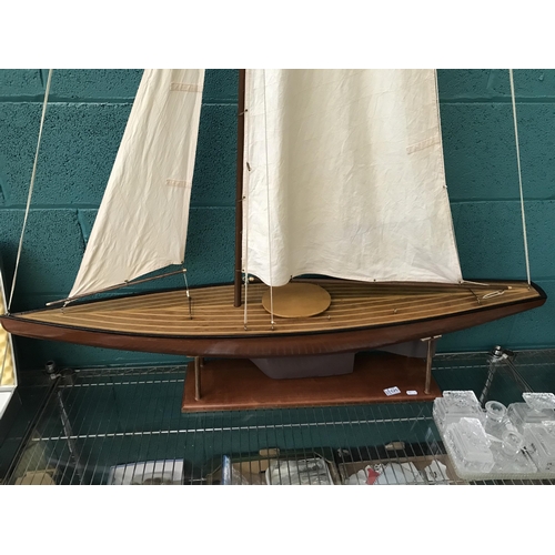 525 - Large model pond yacht (71